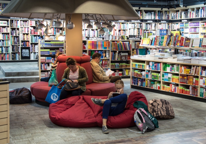 vitrine-LA LONDE LES MAURES-min_books_bookstore_book_reader_readers_reading_shop_sale_books-849006