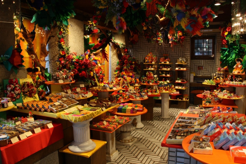 vitrine-LA LONDE LES MAURES-min_candy_store_chocolate_shop_chocolate_switzerland-393515