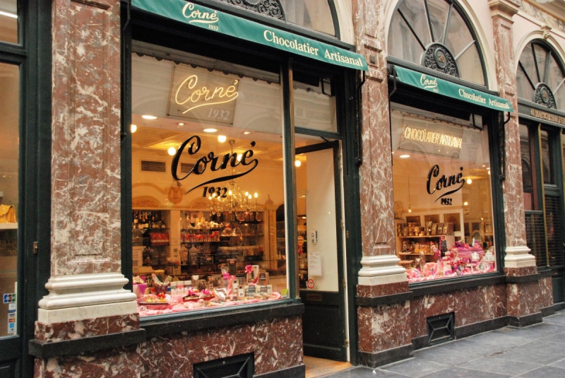 vitrine-LA LONDE LES MAURES-min_chocolate_chocolaterie_shop_luxury_chic_gallery_brussels_belgium-558146