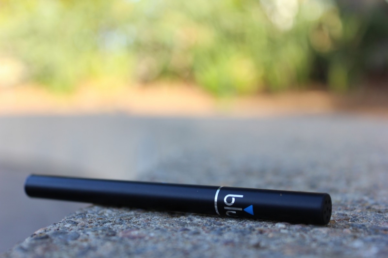 vitrine-LA LONDE LES MAURES-min_e_cigarette_vaping_blu_cigs_blu_electronic_cigarette_tobacco_cigarette_smoke-637061